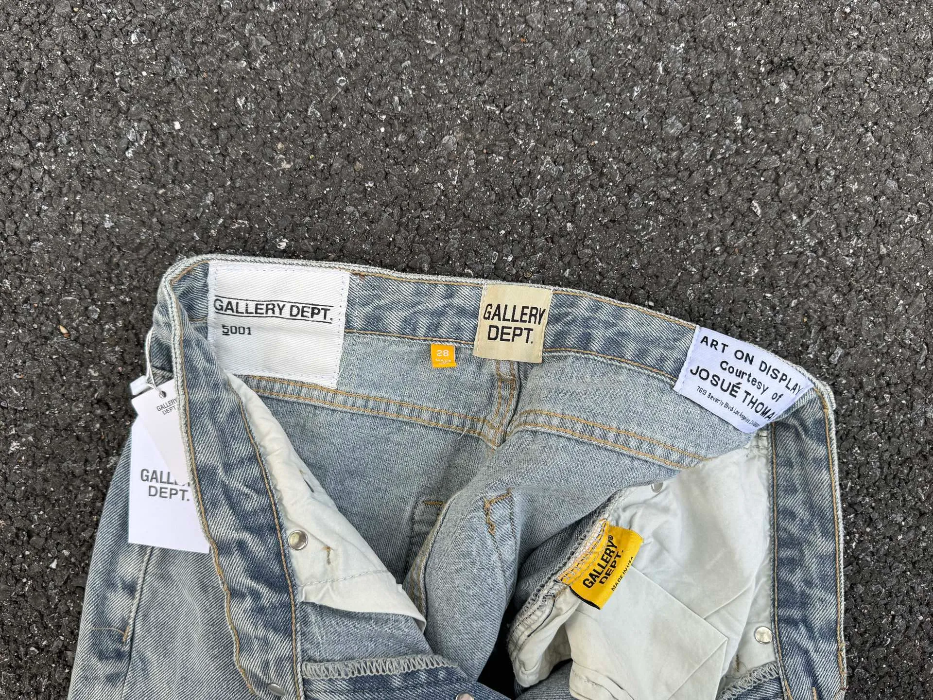 P246💰G11 GALLERY DEPT. Denim bell-bottoms, washed and distressed spliced ​​jeans. GALLERY is attracted by these bell-bottoms. Whether it is a reset of Carhartt or Levis, it creates a strong brand style. Since these pants are modified from rare vintage, the production capacity is limited. Therefore, after many icons wore them, these pants were once hard to find. Later, perhaps due to the improvement of GD's business in the past two years and the expansion of production lines, the brand itself lowered the price, so I can't wait any longer for these pants this year and will definitely buy them. During the process of the denim washing plant, the owner of the washing plant helped introduce a boss who had worked for Levi's foundry and started his own business. This also paved the way for the following styles. Therefore, Levi's remodeled single product for the base plate is really familiar. Whether it is the fabrics supplied or the lathes used in production, there is nothing to choose from. -Color: blue -Size: S-XXL (corresponding to 28-36)
